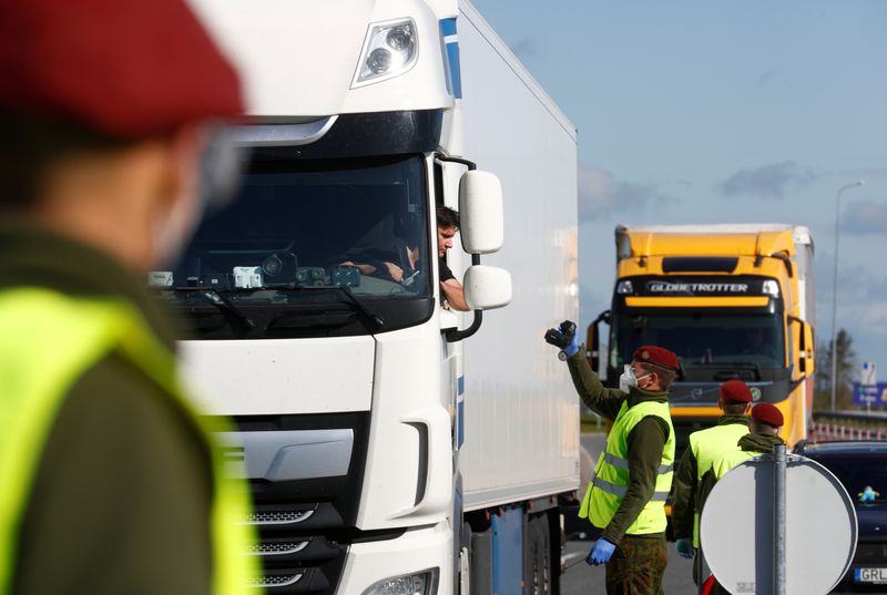 © Reuters. Motoristas cruzam fronteira reaberta entre Lituânia e Letônia