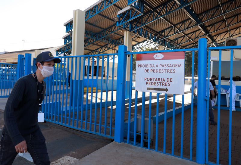 © Reuters. Funcionário com máscara de proteção contra coronavírus em unidade da JBS em Passo Fundo (RS)