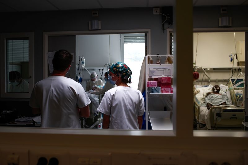 © Reuters. Profissionais de saúde em hospital de Seine-Saint-Denis, na França, em meio à pandemia de coronavírus