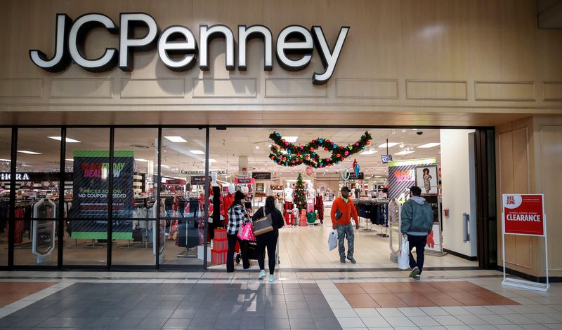 © Reuters. FILE PHOTO: Shoppers enter and leave the J.C. Penney department store in North Riverside