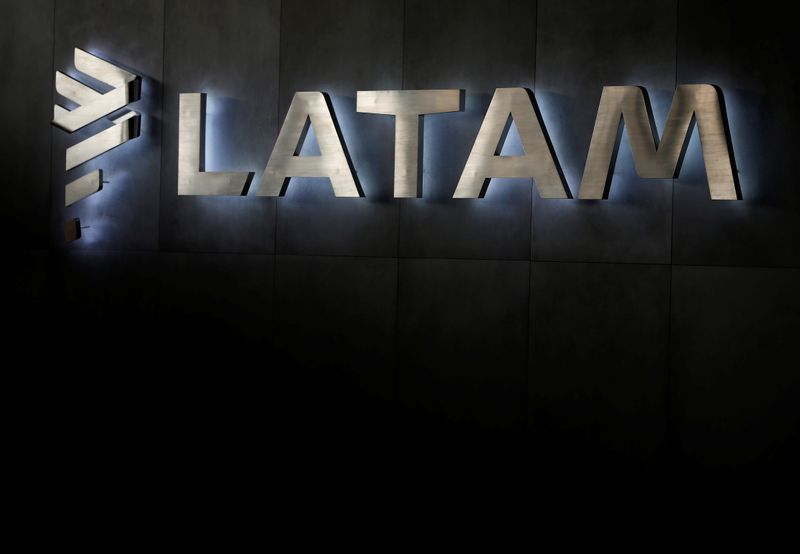 &copy; Reuters. Imagen de archivo del logo de la aerolínea LATAM en el aeropuerto internacional de Santiago