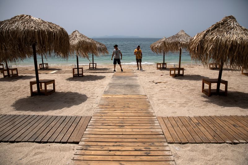 &copy; Reuters. Greece prepares for the official opening of beaches to the public, following the easing of measures against the spread of the coronavirus disease (COVID-19)