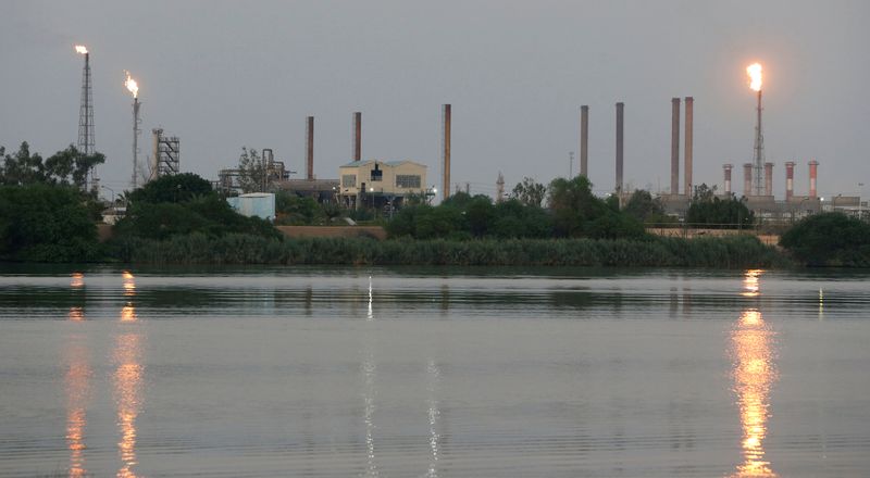 &copy; Reuters. Imagen de archivo de una vista general de la refinería de crudo de Abadan, en el suroeste de Irán, vista desde el lado iraquí de Shatt al-Arab en Al-Faw, al sur de Basora, Irak