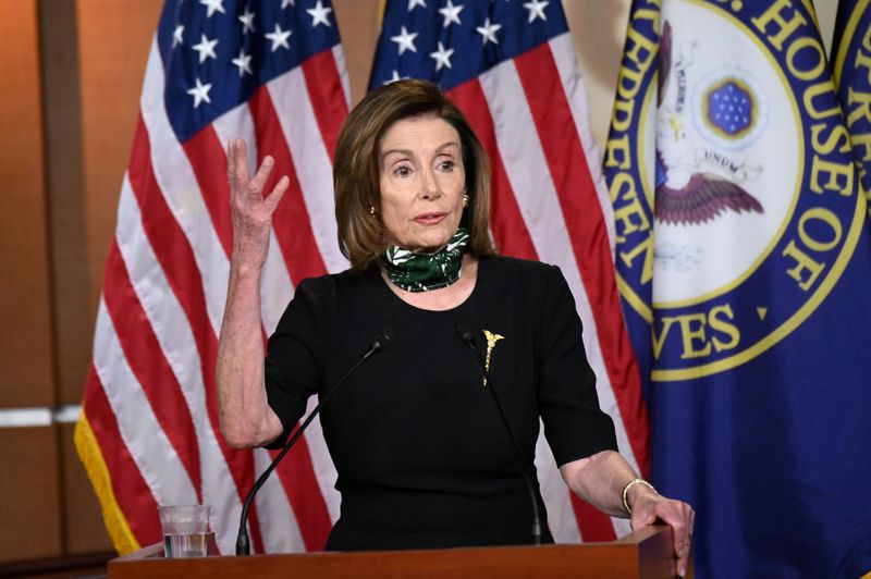 &copy; Reuters. FOTO DE ARCHIVO: La presidenta de la Cámara de Representantes, Nancy Pelosi en una conferencia de prensa semanal con los periodistas del Capitolio en Washington, EEUU