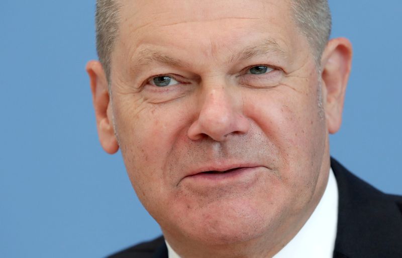 © Reuters. FILE PHOTO: German Finance Minister Olaf Scholz attends a news conference in Berlin