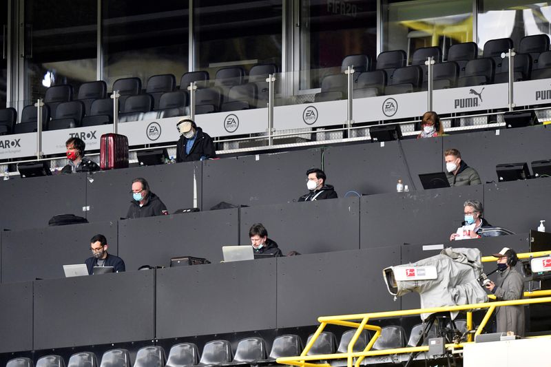 &copy; Reuters. Foto del sábado de un grupo de periodistas cubriendo el partido en que Borussia Dortmund goleó al Schalke 04 en el reinicio de la Bundesliga