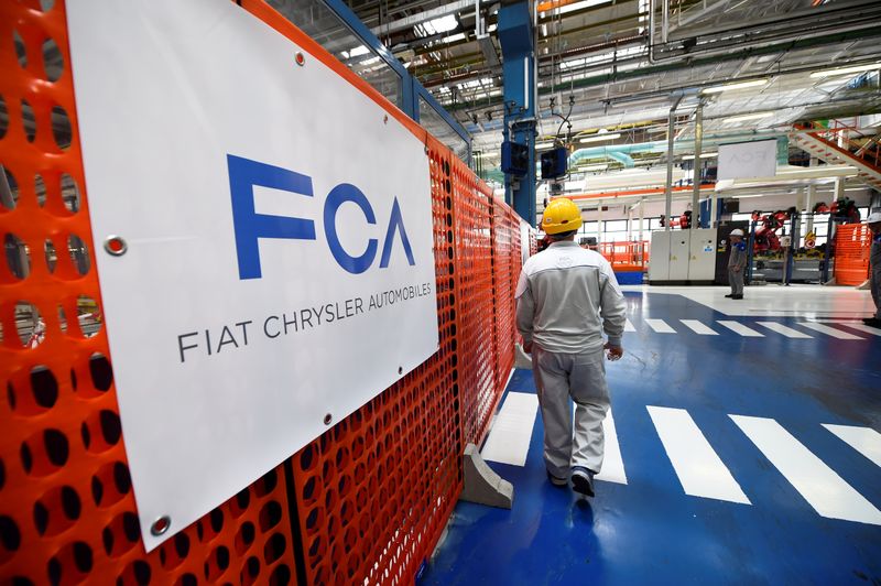 © Reuters. FILE PHOTO: Ceremony to mark the installation of the first robot on the production line for the new electric Fiat 500 BEV at the Mirafiori industrial complex on the 80th birthday of the plant