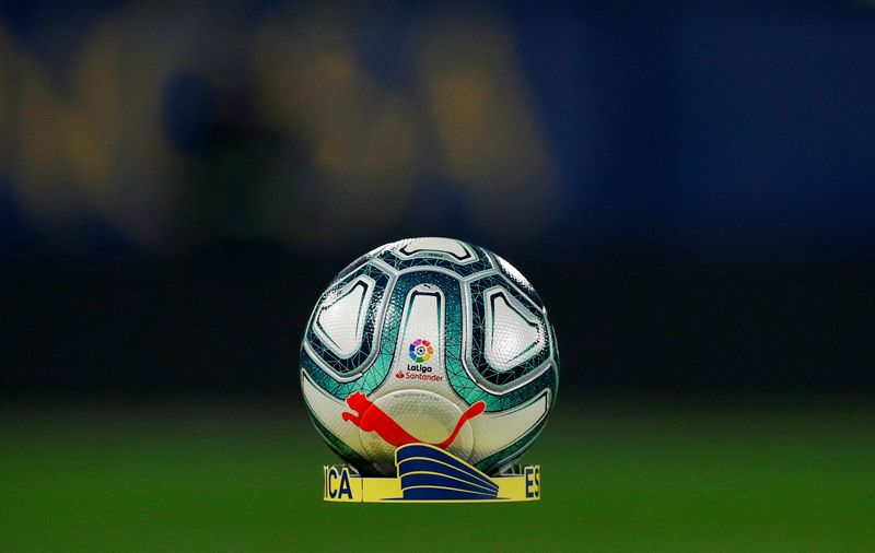 &copy; Reuters. Foto de archivo: Vista general de un balón antes del partido por La Liga entre Villarreal y Atlético Madrid en el Estadio de la Cerámica. 6 de diciembre de 2019.