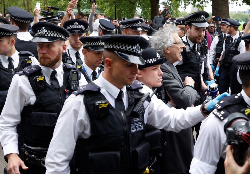 &copy; Reuters. شرطة لندن تلقي القبض على 19 شخصا خلال احتجاج على التباعد الاجتماعي