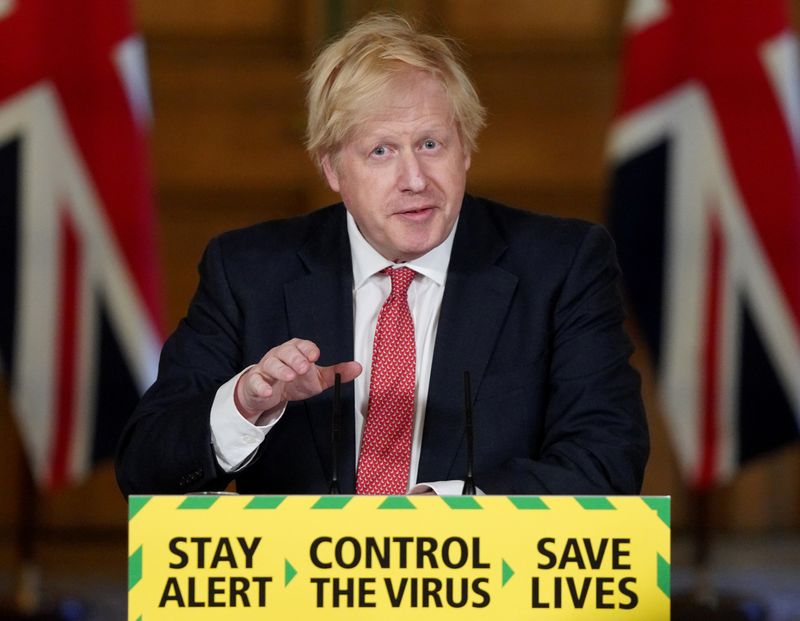 &copy; Reuters. FOTO DE ARCHIVO: El primer ministro del Reino Unido, Boris Johnson, durante una conferencia de prensa diaria para actualizar sobre el brote de la enfermedad coronavirus en el 10 de Downing Street