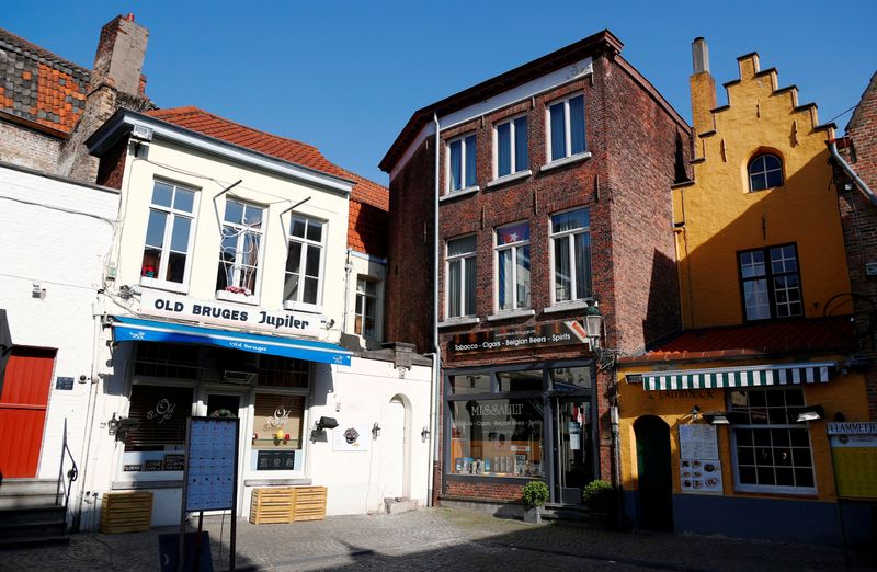 &copy; Reuters. FILE PHOTO: Closed restaurants are seen in Bruges amid coronavirus disease (COVID-19) outbreak