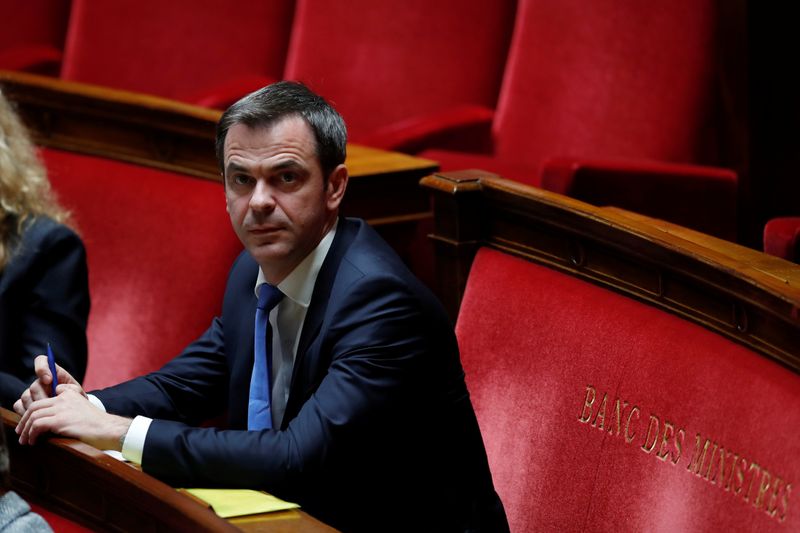 &copy; Reuters. FOTO DE ARCHIVO: El ministro de Sanidad francés Olivier Véran asiste a las preguntas de la sesión gubernamental en la Asamblea Nacional de París, en Francia, el 12 de mayo de 2020