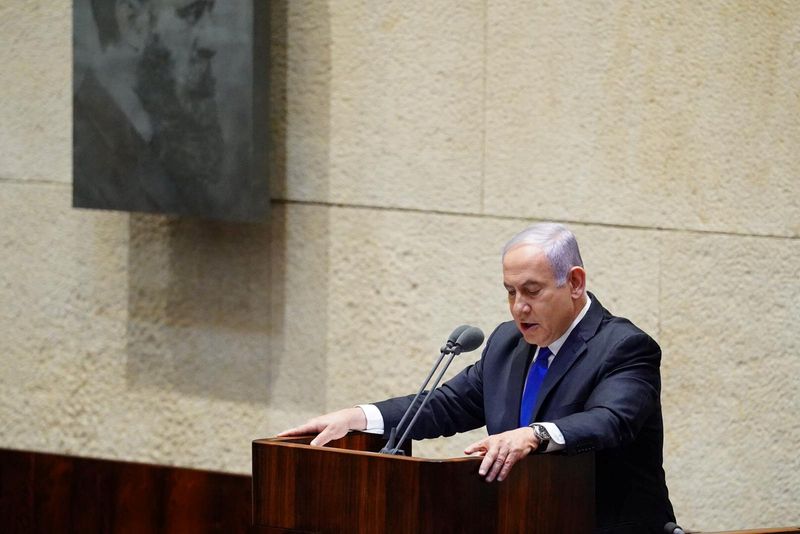 © Reuters. Israeli Prime Minister Netanyahu speaks during a swearing in ceremony of his new unity government at Israel's parliament in Jerusalem