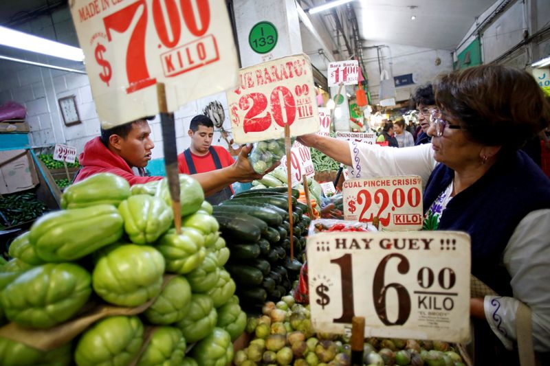 &copy; Reuters. FILE PHOTO: A woman reaches for a bag of produce in the Central de Abastos wholesale market in Mexico City