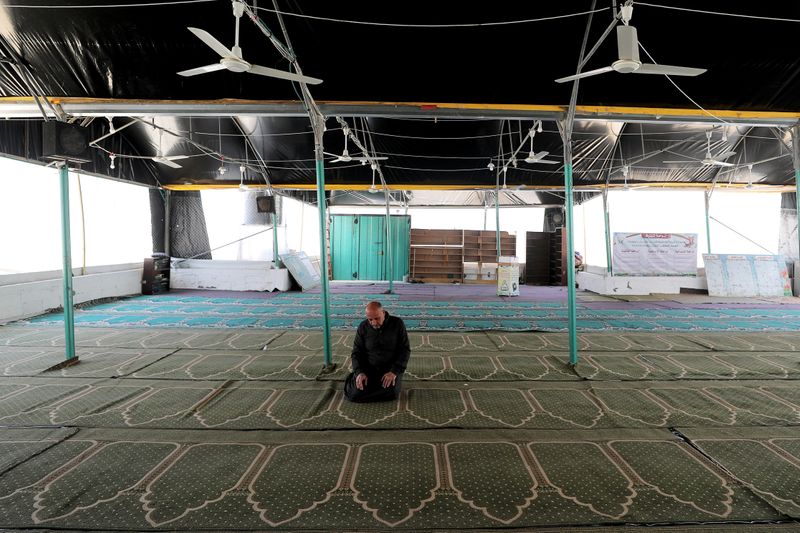 &copy; Reuters. وزارة الأوقاف في قطاع غزة تقرر فتح المساجد لأداء صلاة الجمعة وعيد الفطر
