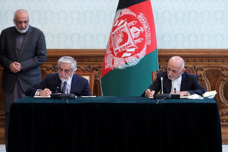 © Reuters. Afghanistan's President Ashraf Ghani and his rival Abdullah Abdullah sign agreement in Kabul