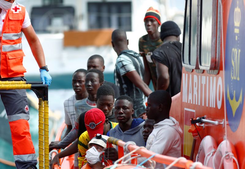 &copy; Reuters. Los migrantes rescatados esperan para desembarcar de un barco de Salvamento Marítimo en el puerto de Arguineguín en la isla de Gran Canaria, España, el 17 de mayo de 2020