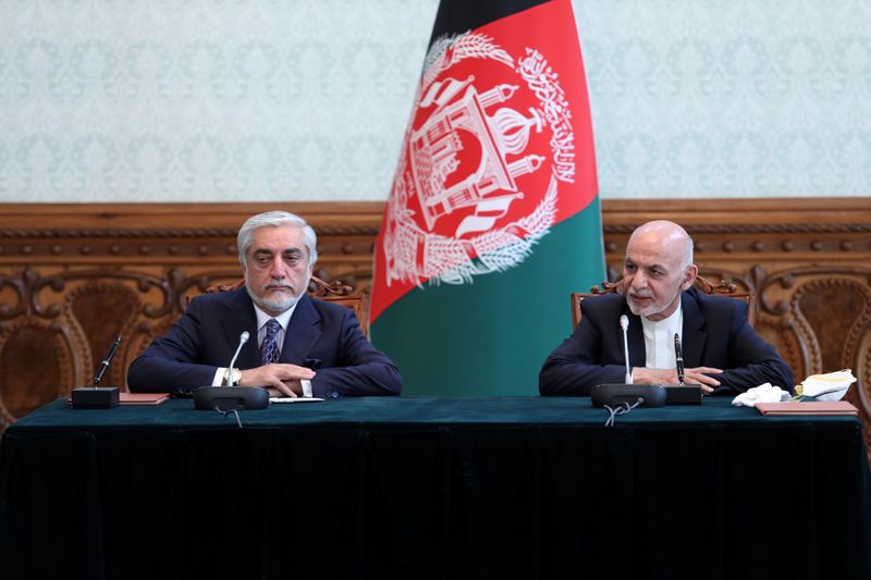 © Reuters. رئيس أفغانستان ومنافسه يبرمان اتفاقا لاقتسام السلطة بعد أشهر من الخلاف