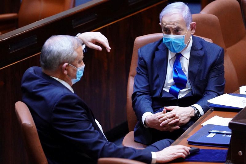 &copy; Reuters. Foto del domingo del primer ministro de Israel, Benjamin Netanyahu, y Benny Gantz en el Parlamento