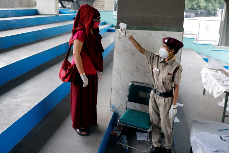 &copy; Reuters. インド、都市封鎖を再度延長　感染者は中国抜く