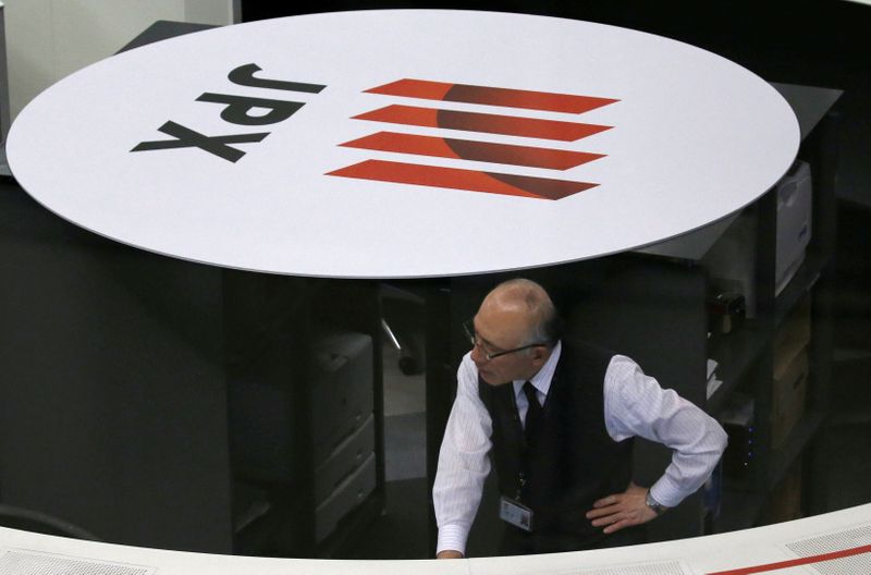 &copy; Reuters. An employee of the TSE works at the bourse in Tokyo