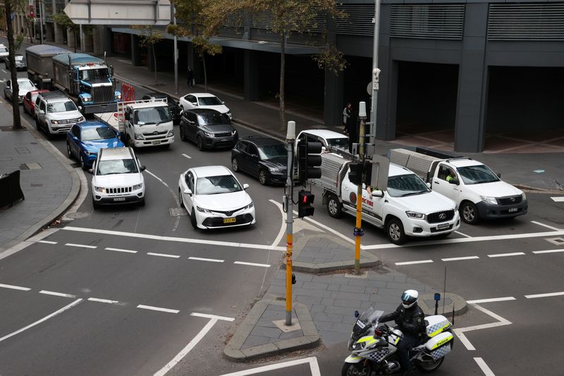 © Reuters. Increased traffic is seen in the city centre following the easing of restrictions implemented to curb the spread of the coronavirus disease (COVID-19) in Sydney