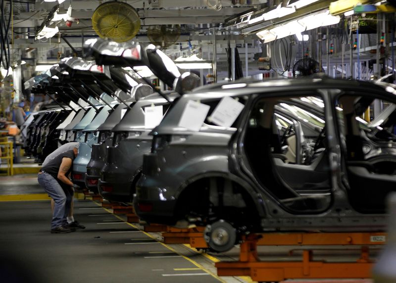 &copy; Reuters. FILE PHOTO: Louisville Assembly Plant employees work to assemble new 2013 Ford Escape on the production line at the company&apos;s newly transformed Louisville Assembly Plant in Louisville