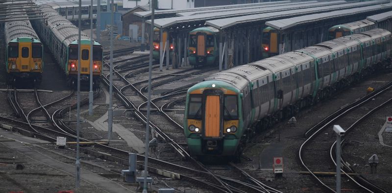 &copy; Reuters. 英鉄道、混雑回避で18日から運行本数を増加