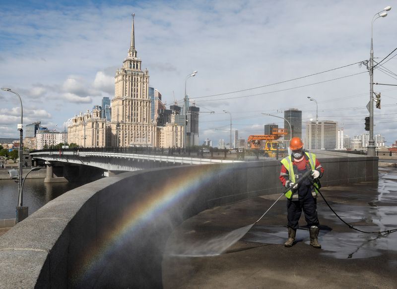 &copy; Reuters. Дезинфекция улиц в Москве