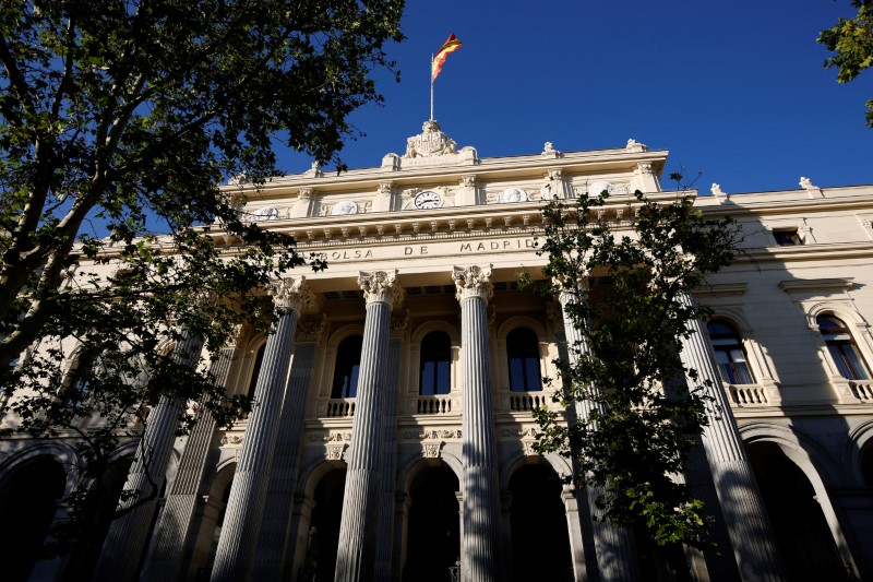 &copy; Reuters. FOTO DE ARCHIVO: El edificio de la Bolsa de Madrid