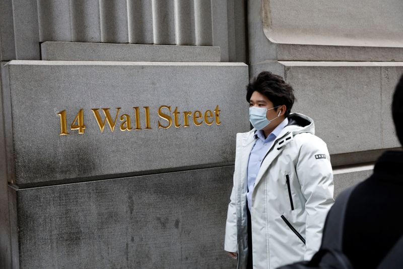 &copy; Reuters. Прохожий в защитной маске у здания Нью-Йоркской фондовой биржи