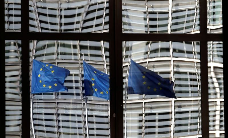 &copy; Reuters. Флаги ЕС возле здания Европейской комиссии в Брюсселе