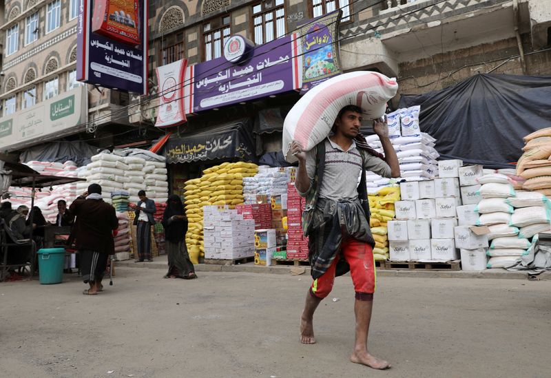 &copy; Reuters. منظمة: اليمن قد يواجه &quot;كارثة&quot; غذائية مع استمرار الجائحة