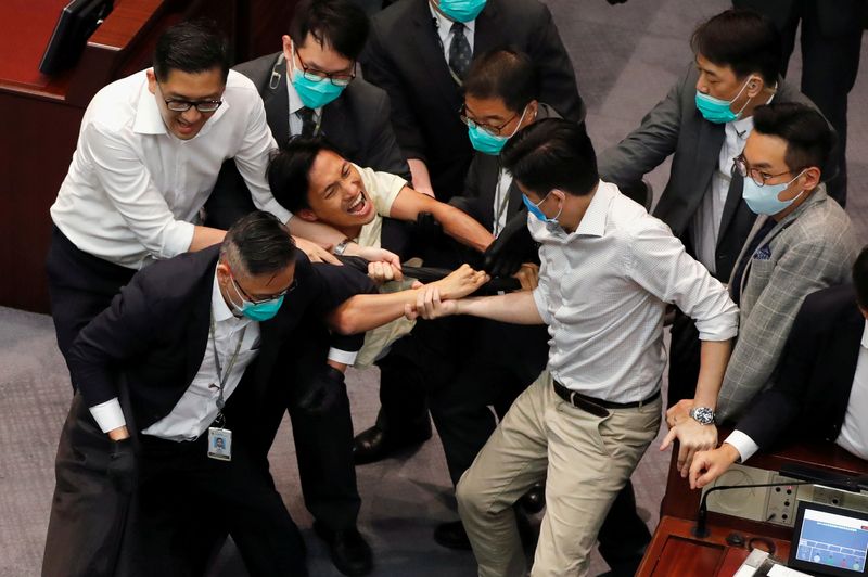 &copy; Reuters. 香港の立法会で乱闘騒ぎ、民主派と親中派　議事進行巡り今月2回目