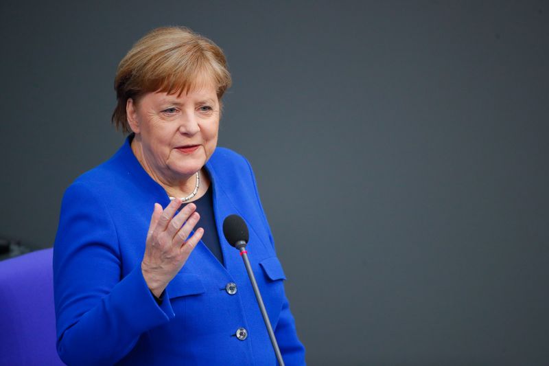 &copy; Reuters. FOTO DE ARCHIVO: La canciller alemana Angela Merkel asiste a una sesión en el Bundestag en Berlín, Alemania, el 13 de mayo de 2020