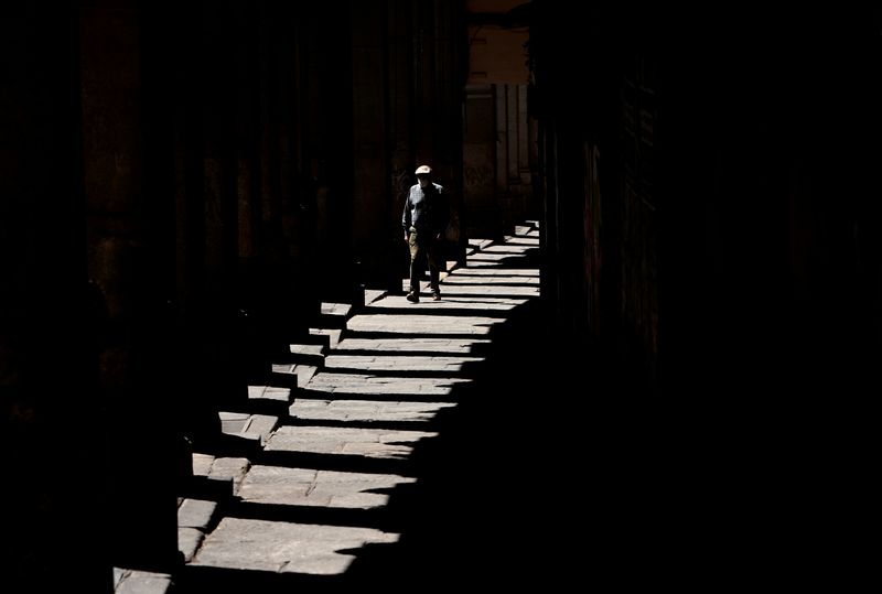 © Reuters. Un hombre camina en la Plaza Mayor, en medio del brote de coronavirus (COVID-19), en Madrid, España, el 18 de mayo de 2020