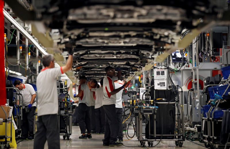 &copy; Reuters. FILE PHOTO:  Workers assemble vehicles on the assembly line of the SEAT car factory in Martorell