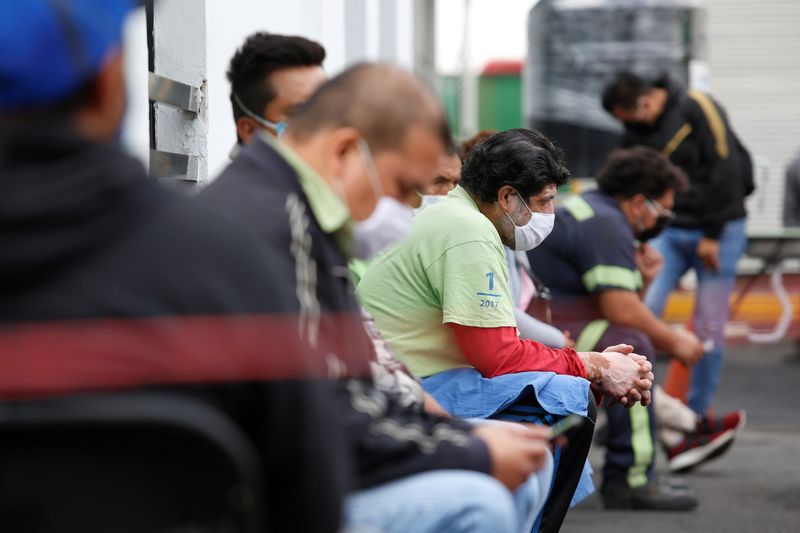 &copy; Reuters. Pessoas mantêm distanciamento social em fila do lado de fora de consultório médico na Cidade do México