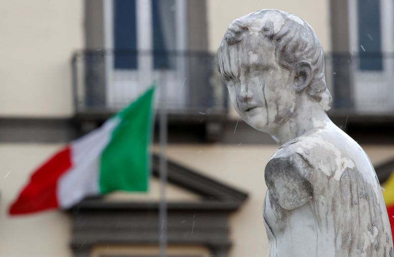 &copy; Reuters. FOTO DE ARCHIVO: Una estatua en la Fuente de Neptuno y una bandera italiana el Domingo de Ramos, después del brote de la enfermedad coronavirus (COVID-19), en Nápoles, Italia, el 5 de abril de 2020