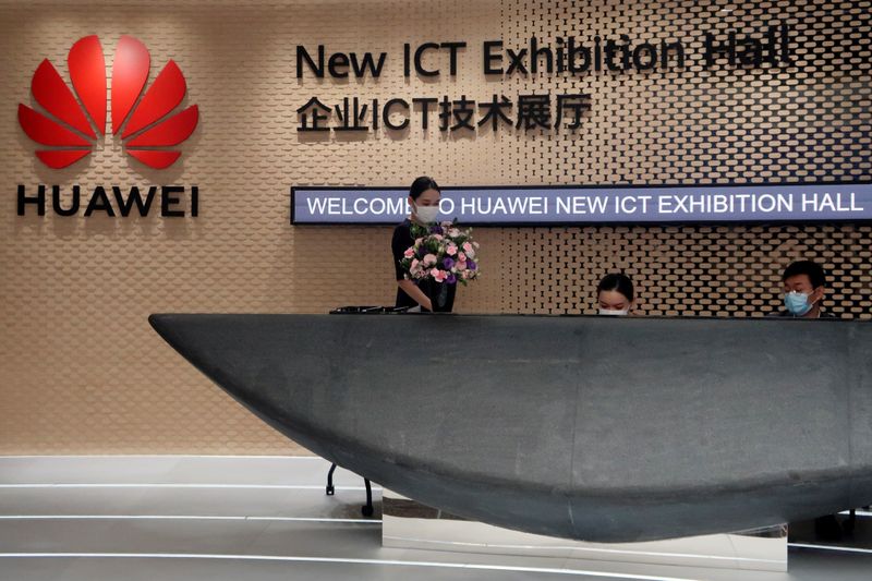 © Reuters. Staff members are seen at Huawei's headquarters in Shenzhen