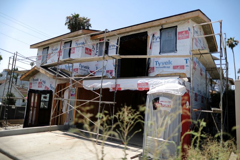 &copy; Reuters. FILE PHOTO:  A new apartment building housing construction site is seen in Los Angeles