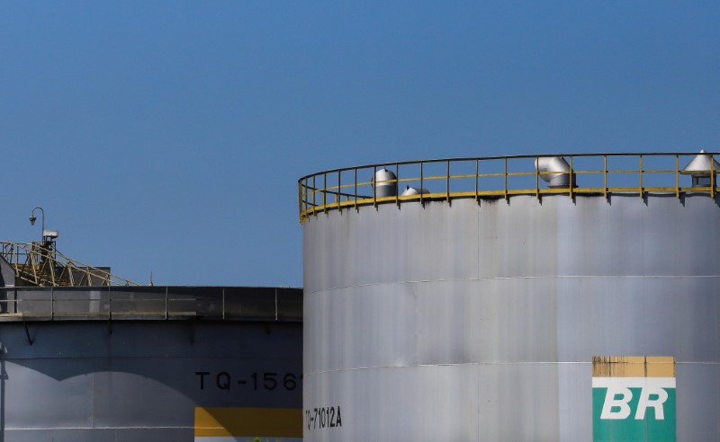 © Reuters. Tanques em refinaria da Petrobras em São José dos Campos (SP)