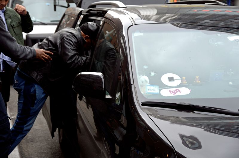 © Reuters. FILE PHOTO: A passenger enters an Uber car in New York City