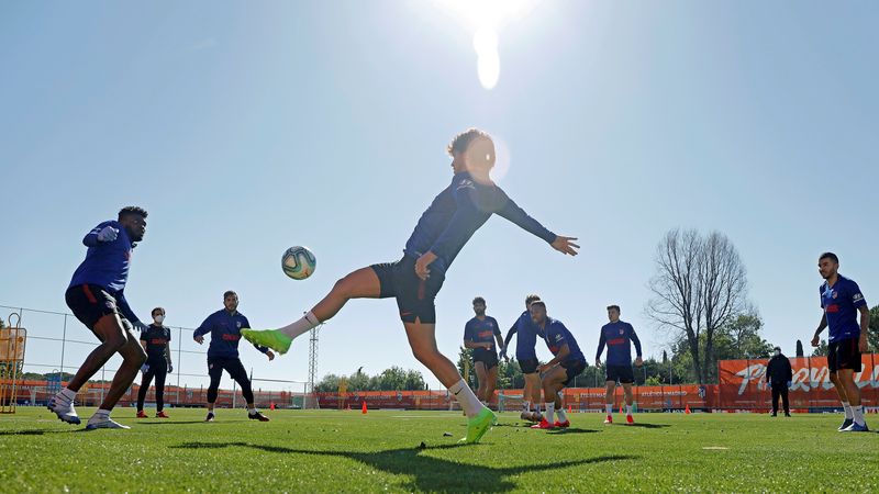 &copy; Reuters. Joao Félix, del Atlético de Madrid, durante el entrenamiento en la Ciudad Deportiva Wanda del Atlético de Madrid en Madrid, España, el 18 de mayo de 2020