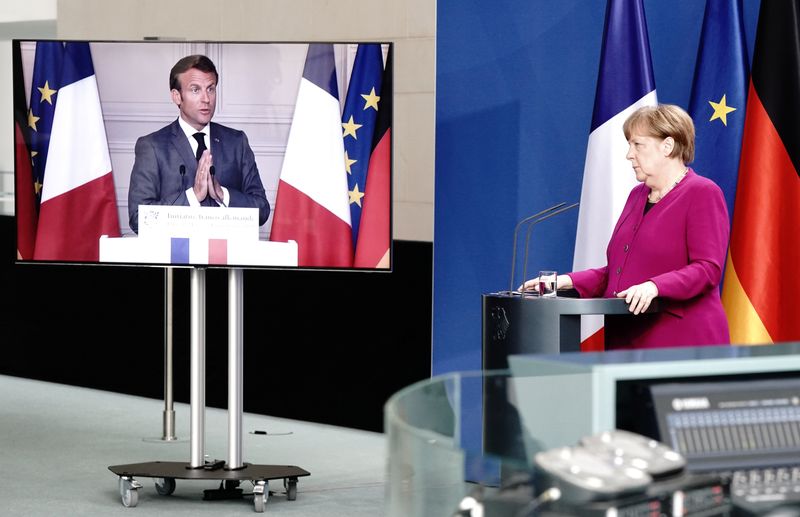 © Reuters. Entrevista coletiva conjunta (e por vídeo) do presidente da França, Emmanuel Macron, e da chanceler alemã, Angela Merkel