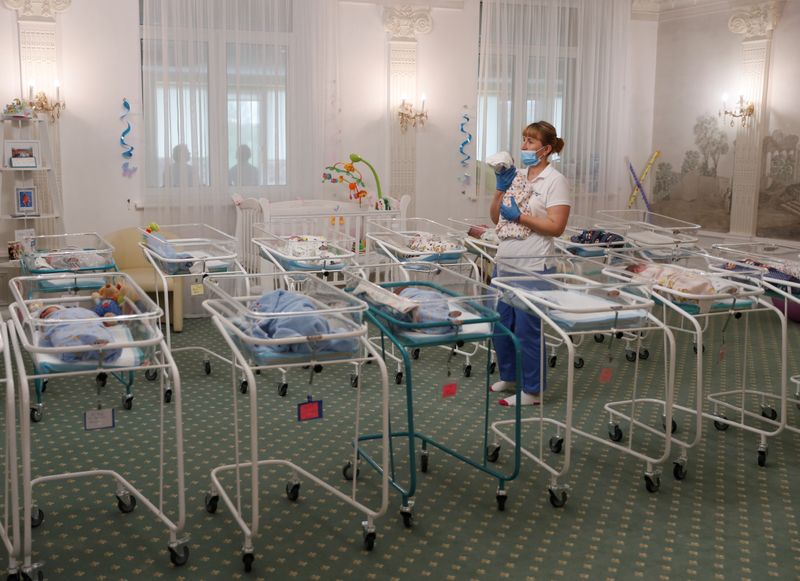 &copy; Reuters. Enfermeira cuida de bebê no Hotel Venice, da clínica BioTexCom, em Kiev, na Ucrânia