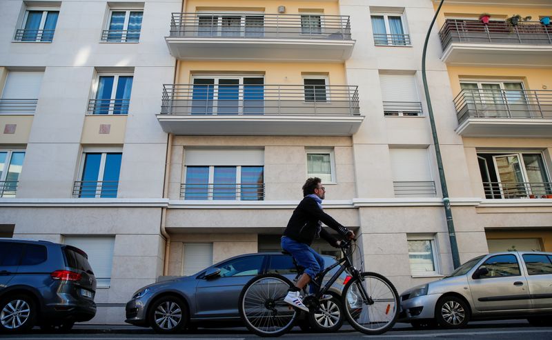 &copy; Reuters. FILE PHOTO: A view shows the apartment building where Rwanda genocide suspect Felicien Kabuga was arrested in Asnieres-sur-Seine