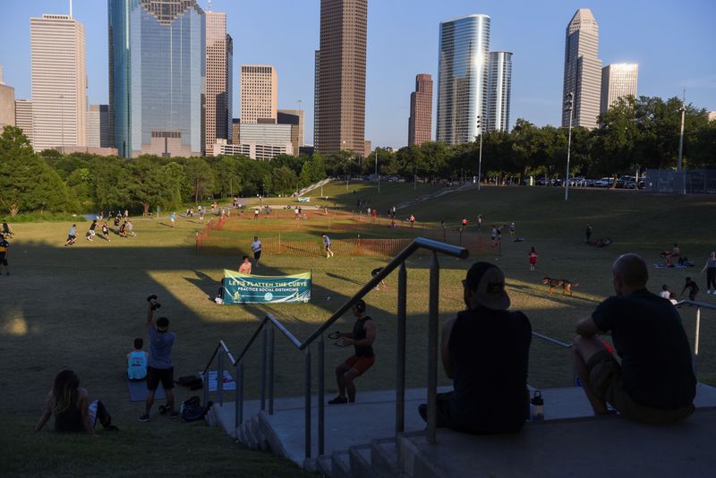 &copy; Reuters. Pessoas em parque de Houston após afrouxamento de medidas de quarentena do coronavírus