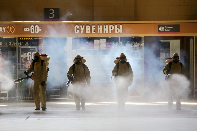 &copy; Reuters. Funcionários do Ministério de Emergências da Rússia com roupa de proteção desinfetam estação de metrô