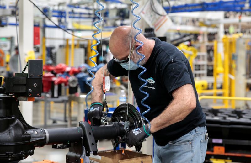 © Reuters. A Dana Inc. assembly technician wears a face mask as he assembles axles for automakers, amid the coronavirus (COVID-19) outbreak, in Toledo